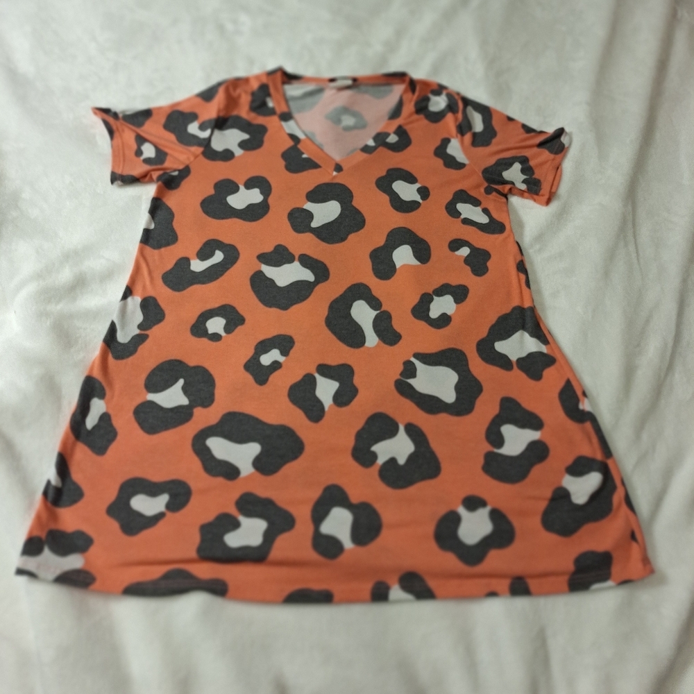 HEIMISH USA Women’s V-Neck Leopard Print T-Shirt Dress – Orange & Gray